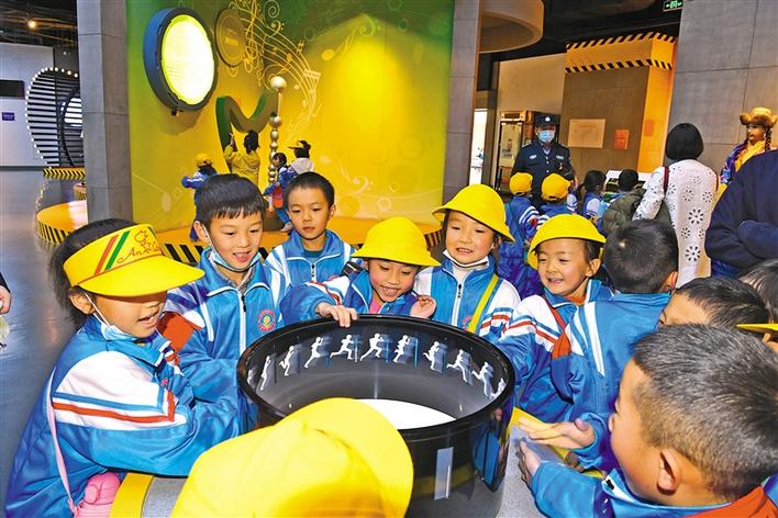 圖為10月29日，一年級的同學(xué)們在科技館參觀體驗。李洲 攝.jpg