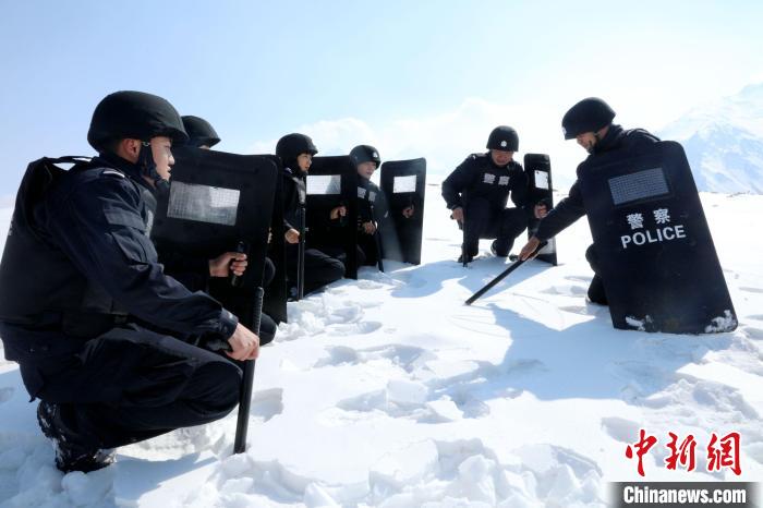 圖為扎西堅(jiān)參與隊(duì)友在巡邏途中?！≡鲌?jiān)參供圖