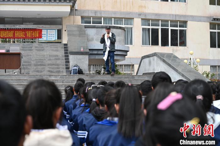 圖為西藏大學(xué)教授寧長(zhǎng)春為中學(xué)生授課?！≮w朗 攝