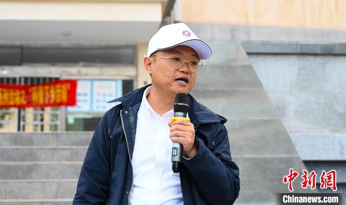 圖為西藏大學(xué)教授李昊為中學(xué)生授課。　趙朗 攝