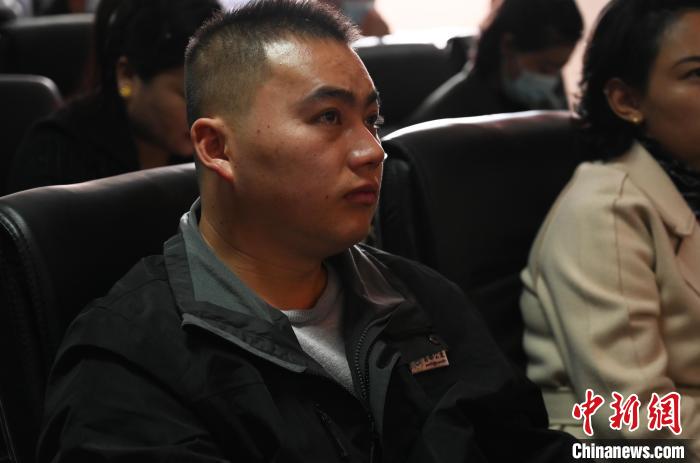 圖為企業(yè)工作人員參加講座?！≮w朗 攝