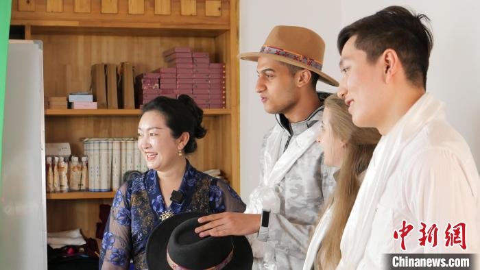 圖為留學(xué)生們正在直播帶貨。　謝牧 攝