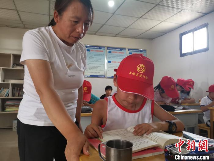 甘肅鄉(xiāng)村巾幗標(biāo)兵干一行愛(ài)一行：教書(shū)、建勞務(wù)施工隊(duì)成“大拿”