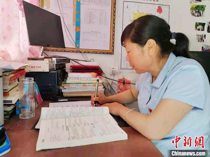 甘肅環(huán)縣“全能老師”堅(jiān)守“麻雀學(xué)?！保簩W(xué)生在，我就在