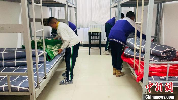 青?，敹嗟卣馂?zāi)后重建見聞：從帳篷教室到分區(qū)上課