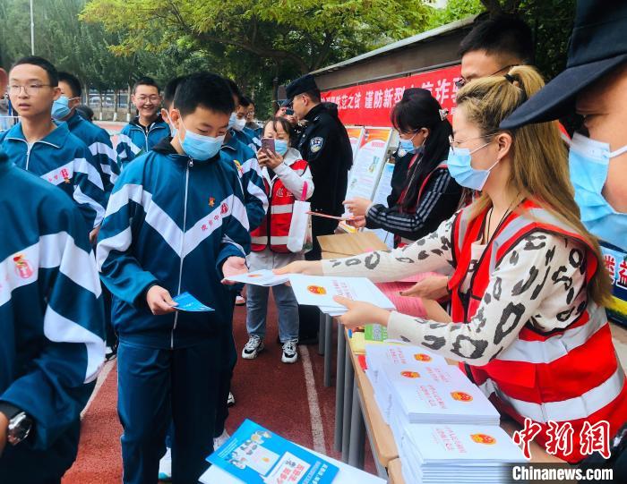 圖為西寧市法制宣傳進(jìn)校園。　西寧市城西區(qū)供圖