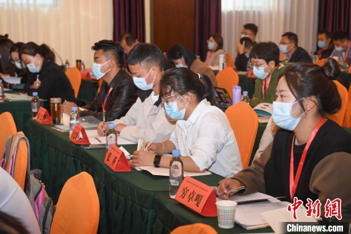 圖為第十五期全國(guó)預(yù)防青少年違法犯罪工作理論與務(wù)實(shí)高級(jí)研修班學(xué)員正在上課。　貢嘎來(lái)松 攝