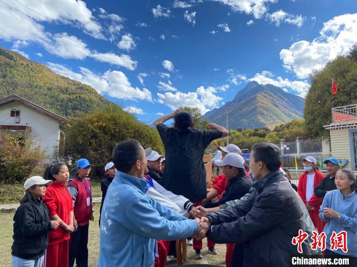 圖為學(xué)生們在西藏巴松措青少年活動營地開展趣味活動?！∥鞑厍嗌倌陮嵺`教育基地供圖