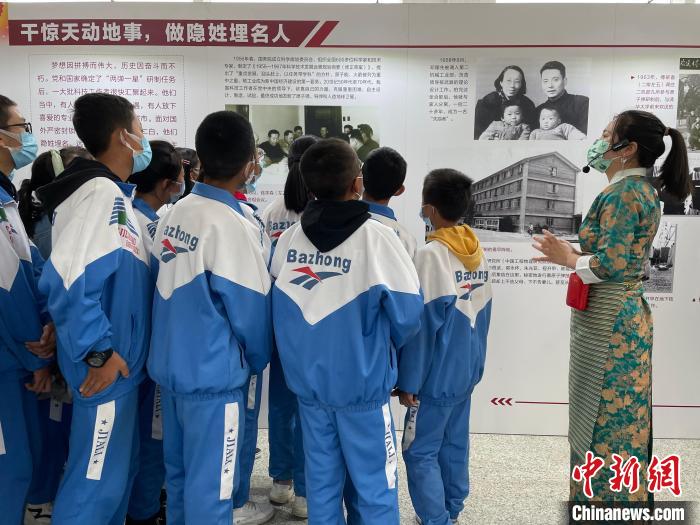 圖為學(xué)生正在聽講解員講解。　謝牧 攝