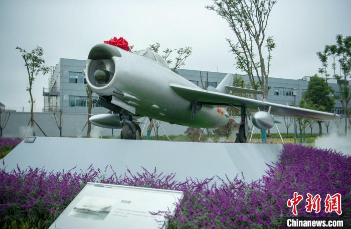 園林式戰(zhàn)斗機(jī)博物館內(nèi)展示的“殲5甲”飛機(jī)?！⒅铱?攝