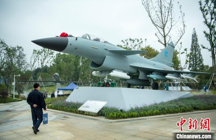 園林式戰(zhàn)斗機(jī)博物館內(nèi)展示的“殲10C”飛機(jī)?！⒅铱?攝