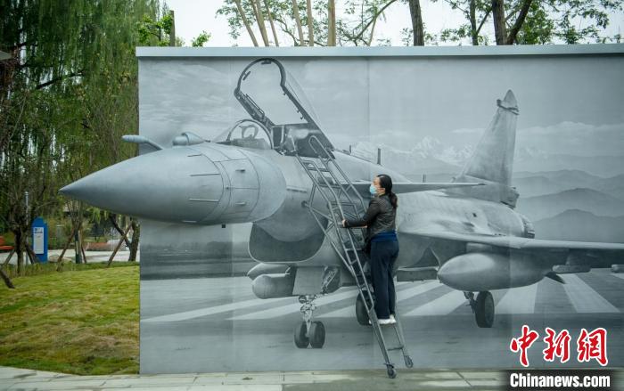 “猛龍出擊”互動(dòng)墻前市民體驗(yàn)登機(jī)場(chǎng)景?！⒅铱?攝