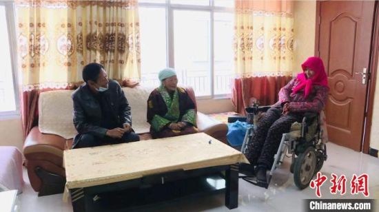 圖為仁欠卓瑪一家在房間里愉快的聊天?！《继m縣委宣傳部 供圖 　　