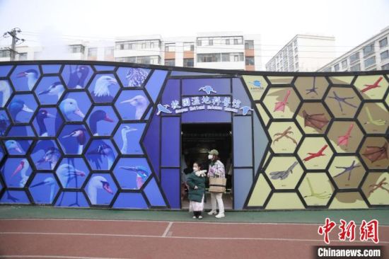 圖為西寧市第一中學(xué)濕地科普宣教館?！±罱瓕?攝