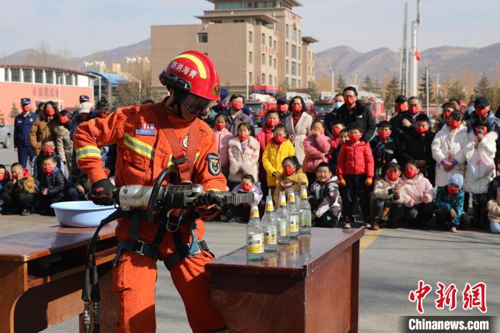 圖為消防救援人員技能展示?！铨埥?攝