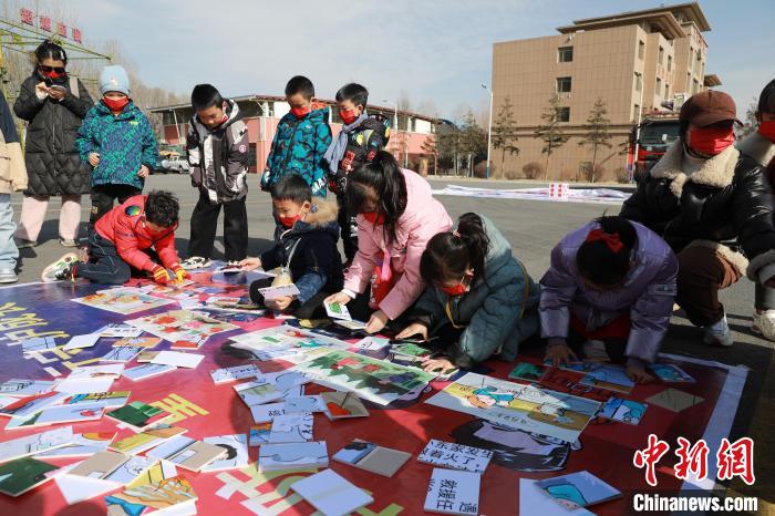 圖為小朋友們參加趣味游戲活動(dòng)?！铨埥?攝