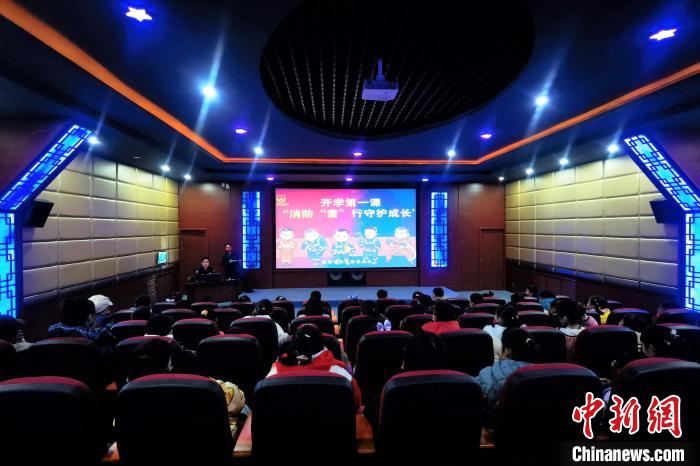 圖為小朋友們上消防安全知識(shí)教育課。　楊龍建 攝