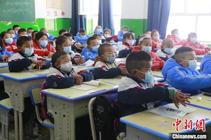 圖為學(xué)生學(xué)習(xí)七步洗手法?！●R銘言 攝