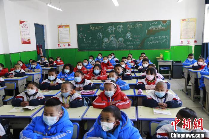 圖為正在上課的學(xué)生?！●R銘言 攝