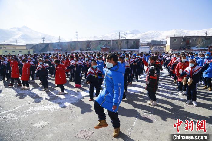 圖為學(xué)生跳起歡快的藏族舞蹈迎接新學(xué)期?！●R銘言 攝