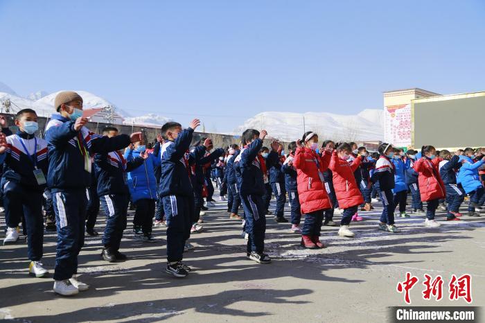 圖為學(xué)生跳起歡快的藏族舞蹈迎接新學(xué)期。　馬銘言 攝