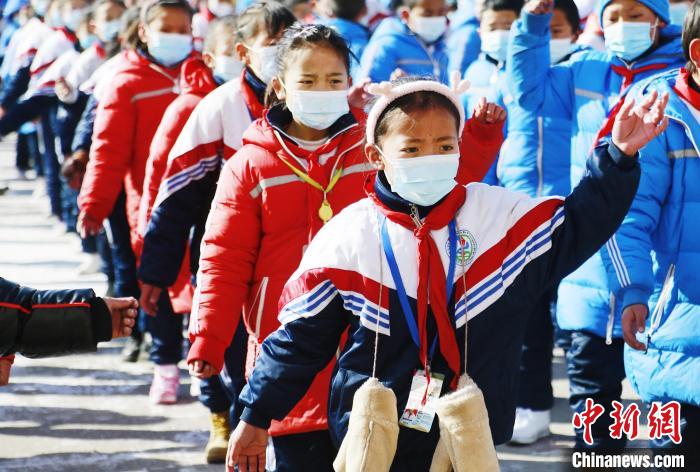 圖為學(xué)生跳起歡快的藏族舞蹈迎接新學(xué)期?！●R銘言 攝