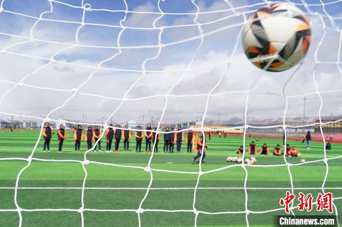 圖為孩子們進(jìn)行射門訓(xùn)練。　馬銘言 攝