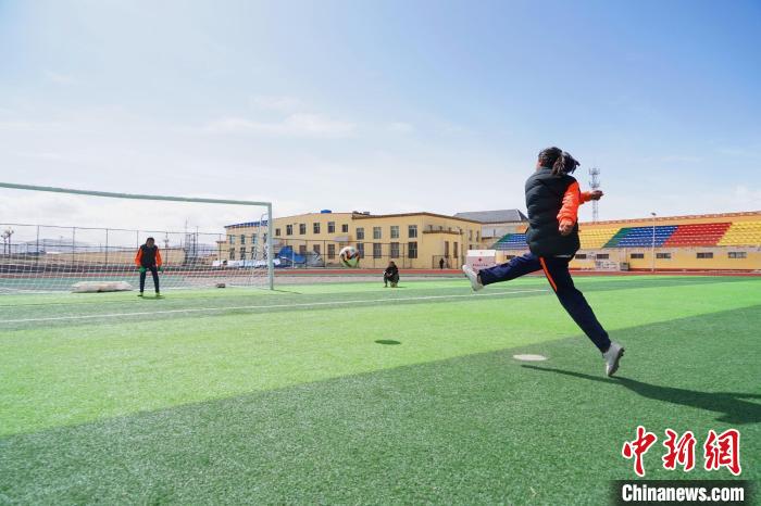 圖為一名女孩進(jìn)行射門訓(xùn)練?！●R銘言 攝