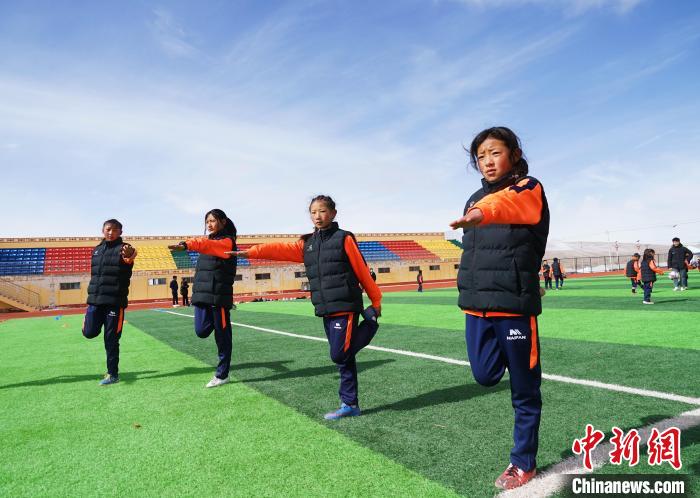 圖為孩子們正在熱身?！●R銘言 攝