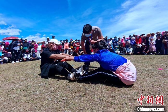 圖為當(dāng)?shù)孛癖娺M(jìn)行蹬棍比賽?！±铍h 攝