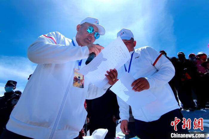 圖為裁判員統(tǒng)計(jì)牧民運(yùn)動(dòng)項(xiàng)目比賽成績(jī)。　李雋 攝