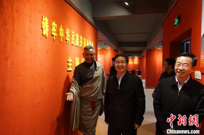 資料圖為參觀鑄牢中華民族共同體意識主題展?！『F龍 攝