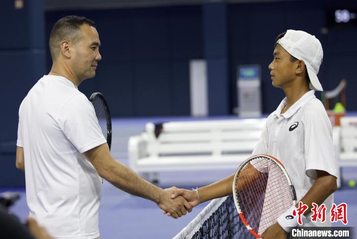 闊別兩年后，王發(fā)(右一)和王育喜(左一)再握手?！↑S迪燊 攝