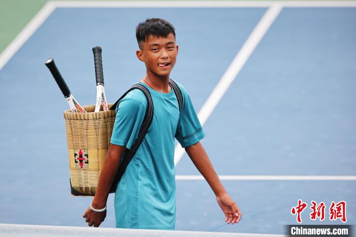 王發(fā)背著背簍在賽場(chǎng)上?！±罱ㄋ?攝