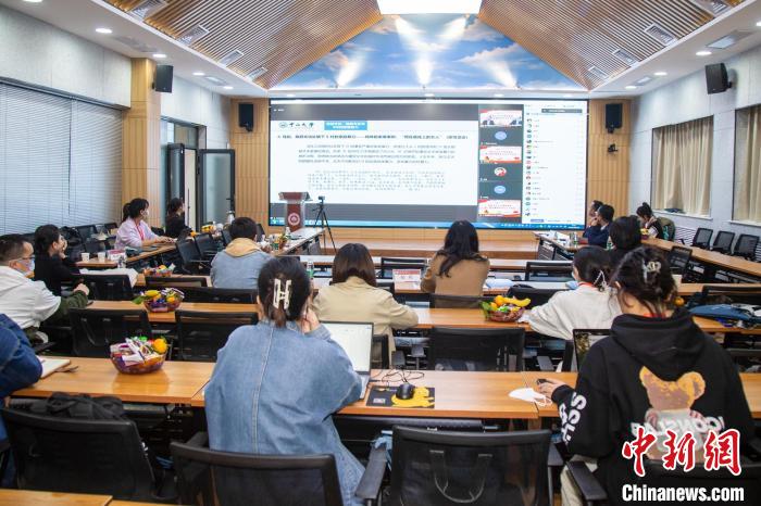 圖為論壇會議現(xiàn)場?！⊥瑬|放 攝