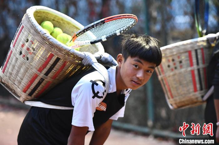 圖為“背簍少年”王發(fā)正在廊坊市體育館網(wǎng)球訓(xùn)練中心進行訓(xùn)練?！∴嵆孔?攝