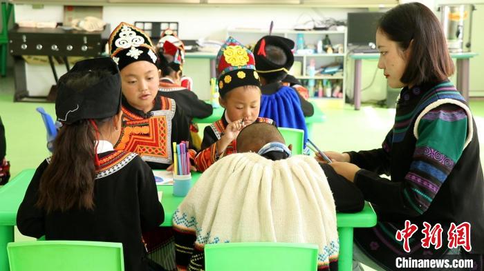 正在上課的學(xué)生?！√茊⒑?攝