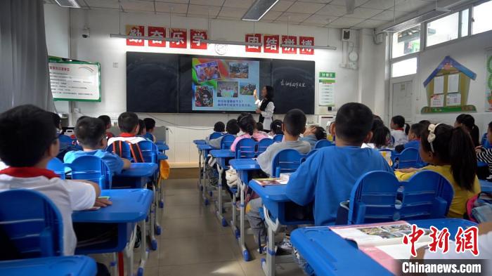 正在上課的學(xué)生?！√茊⒑?攝