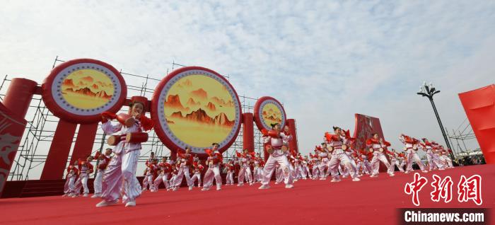 圖為山西翼城花鼓展演?！×赫赵?攝