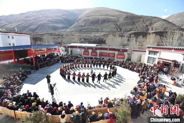 圖為匯報演出現(xiàn)場?！愔闈扇?攝