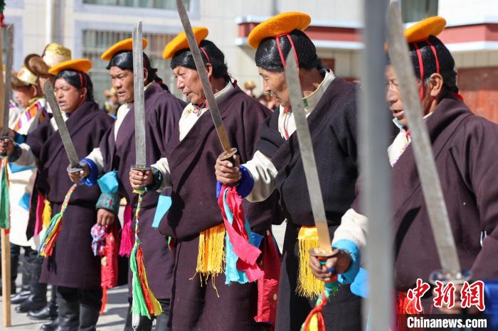 圖為藝人們手持藏刀表演加麻百·甲江?！愔闈扇?攝