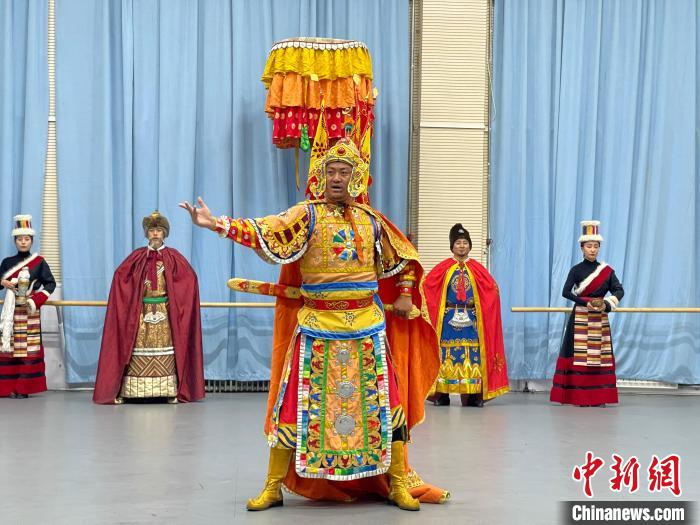 圖為格薩爾劇展演?！∠锴凡抛?供圖