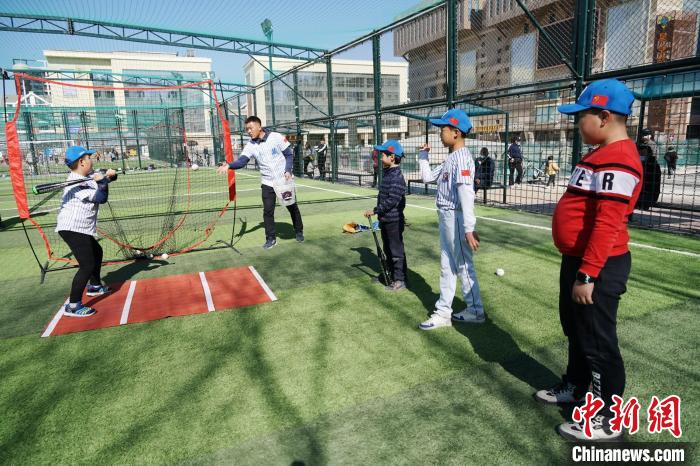 圖為小棒球手們進行擊球訓練。　馬銘言 攝