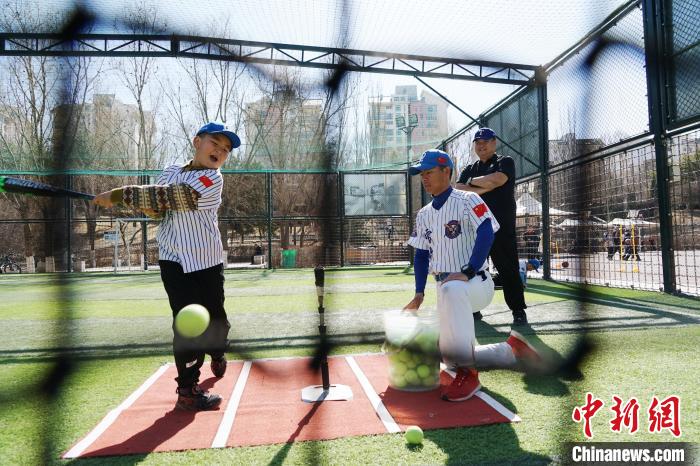 圖為教練指導小棒球手進行擊球訓練?！●R銘言 攝