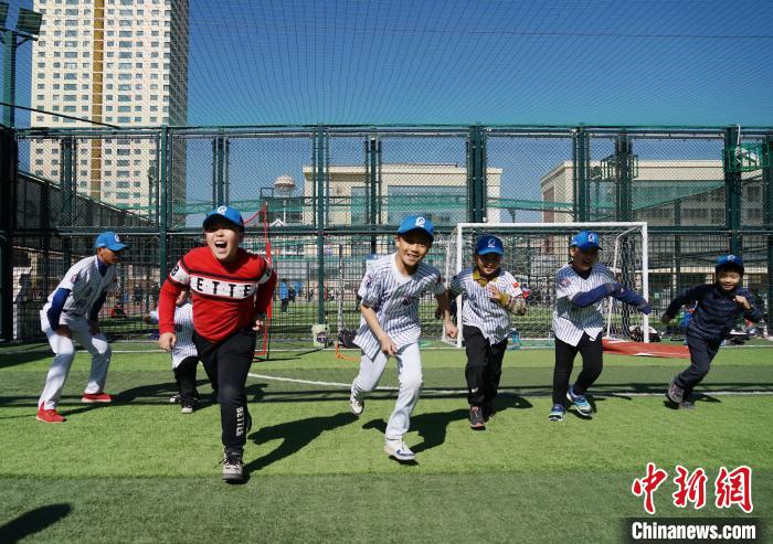 圖為小棒球手們進行體能訓練。　馬銘言 攝