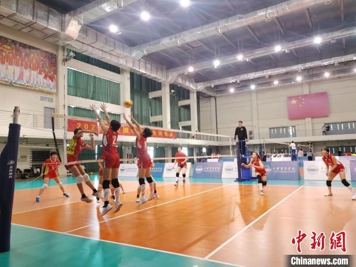 圖為全國(guó)青少年女排在天津進(jìn)行集訓(xùn)?！√旖蝮w育學(xué)院供圖