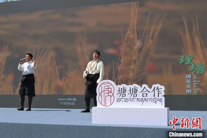 “康巴漢子”現(xiàn)場獻(xiàn)唱?！≈炝杞?攝