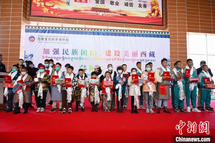 圖為部分獲獎(jiǎng)學(xué)生合影?！≮w朗 攝