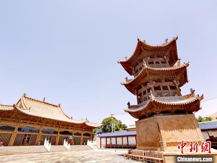 圖為阿河灘清真寺局部?！?zhí)砀?攝