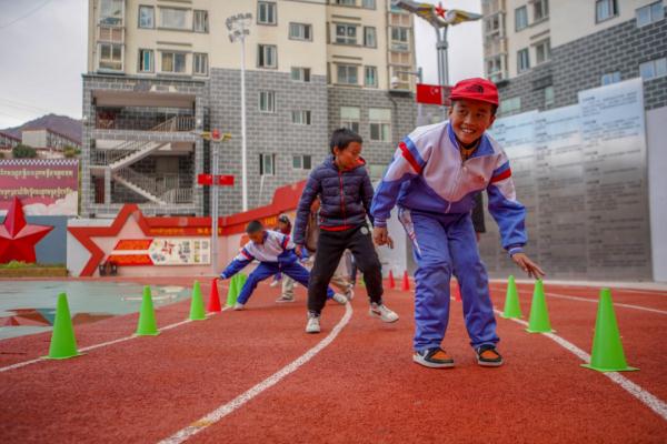 在高原上教孩子們打手球，“慢慢兒來(lái)，甭著急！”